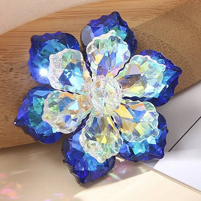 Брошка кришталева квіточок із синім під тонном переливні застібка срібляста розмір 50х50 мм, фото 1