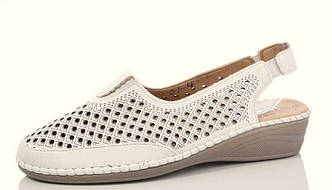 Босоніжки великих розмірів жіночі еко шкіра з перфорацією закритий носок білі