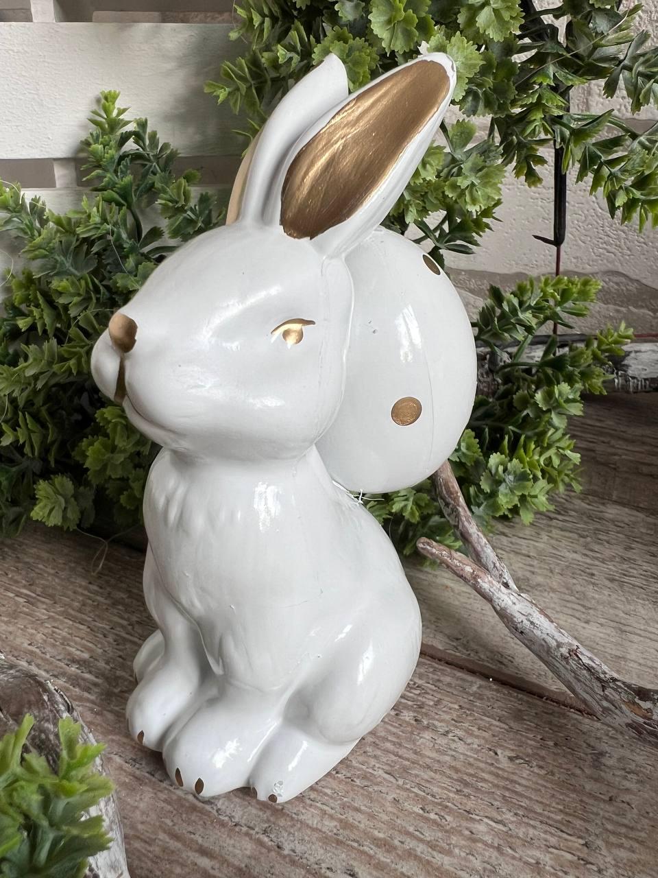 Великодній кролик з яйцем для прикраси, білий з золотом h 13х9 см, фото 1
