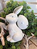 Великодній кролик з яйцем для прикраси, білий зі сріблом h 13х9 см, фото 3