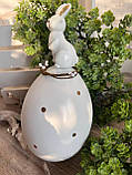 Великодній кролик на яйці для прикраси, білий із золотом h 23х15 см, фото 6