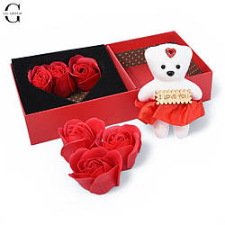 Подарунковий набір 7 в 1: 6 мильних троянд у формі серця і іграшка-ведмедика в подарунковій упаковці.