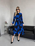 Синє плаття з чорним принтом з американського крепу з поясом на гумці, фото 6