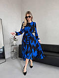 Синє плаття з чорним принтом з американського крепу з поясом на гумці, фото 5