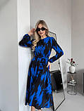 Синє плаття з чорним принтом з американського крепу з поясом на гумці, фото 7
