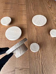 Круглий дерев'яний настінний гачок для одягу ДУБ