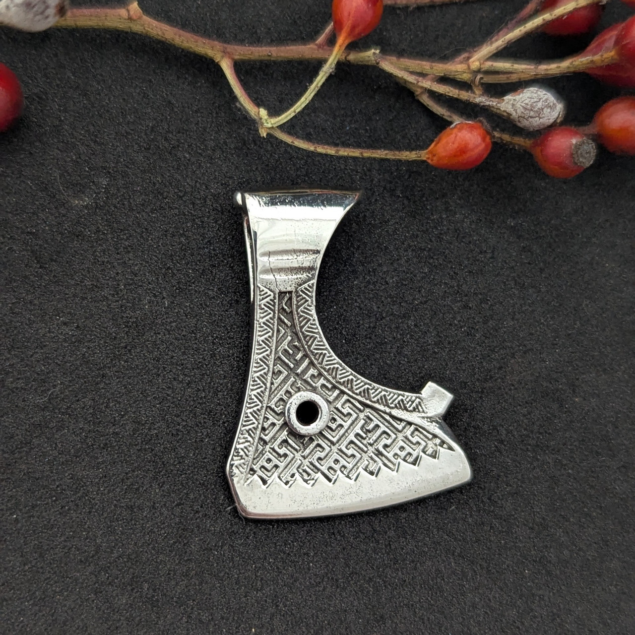 Секіра Перуна з захистом, орнаментом