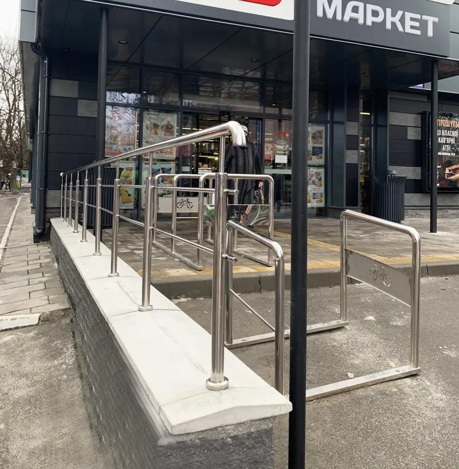 Перила українського виробництва з нержавіючої сталі AISI 201, поручень Ø42 мм, стійка Ø38 мм, 2 ригеля Ø12 мм, бокове  кріплення, фото 1