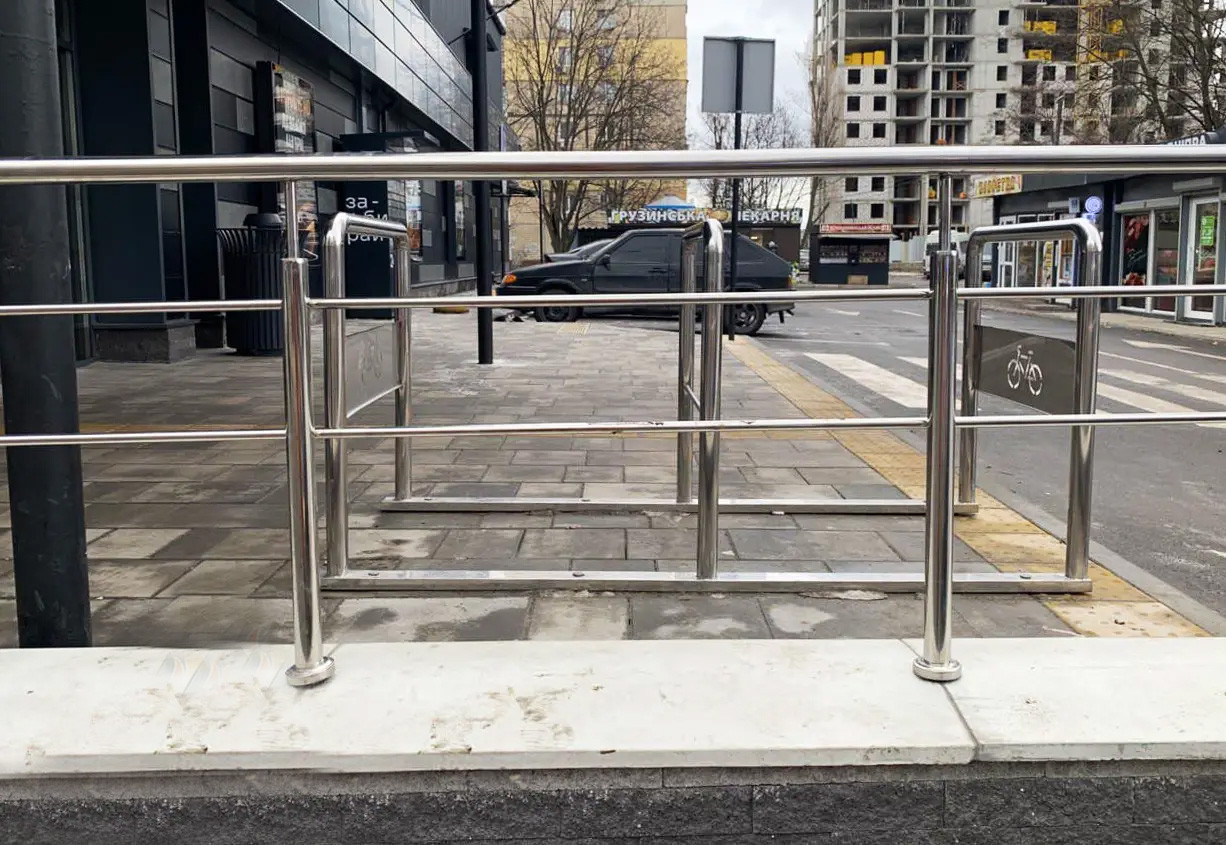 Перила/огородження з нержавіючої сталі AISI 201, поручень Ø42 мм, стійка Ø38 мм, 2 ригеля Ø10 мм, бокове кріплення