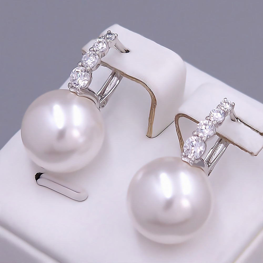 Сережки XР. Родій. Камені: перли та білий циркон. Довжина: 25 мм. Ширина: 13 мм.