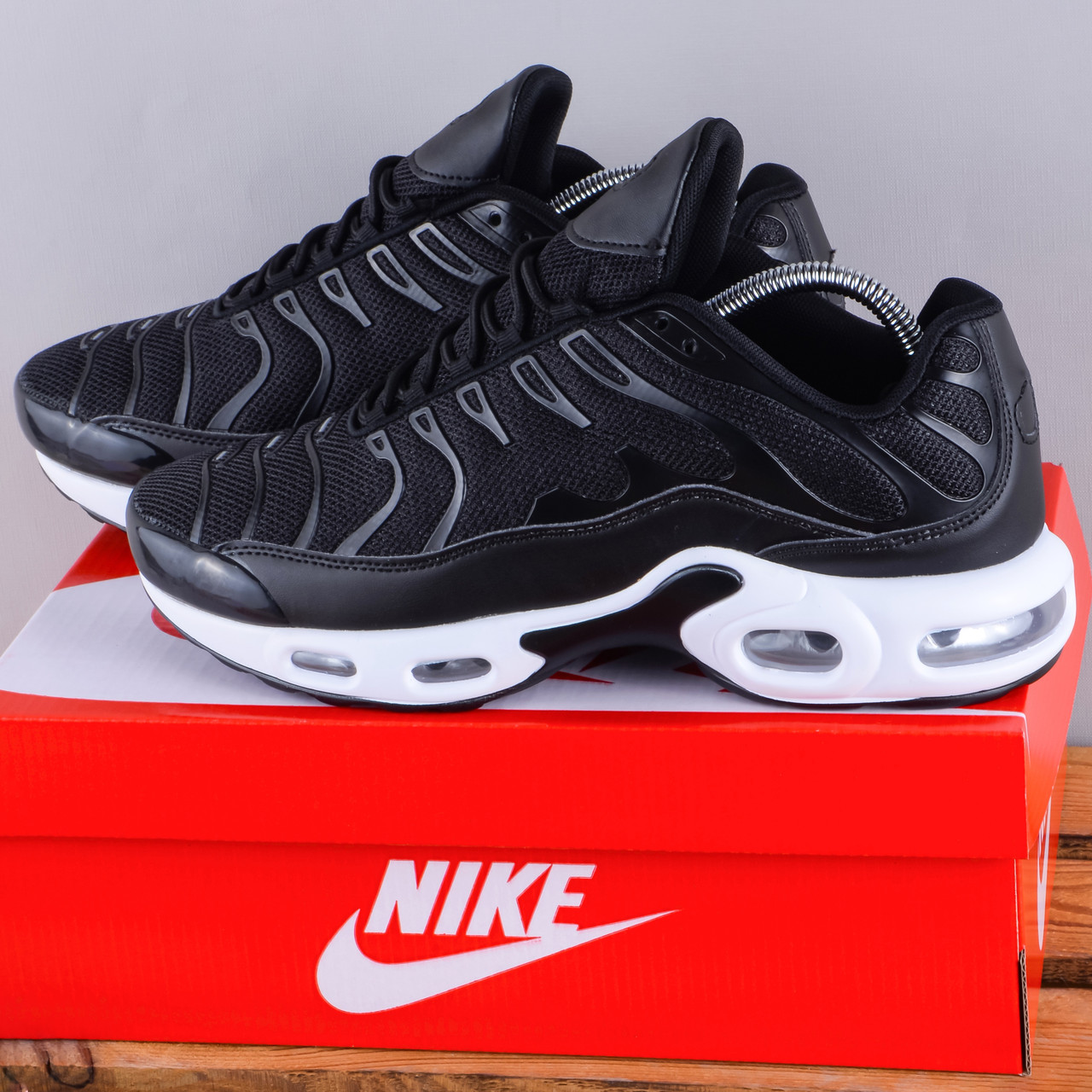 РОЗПРОДАЖ Чоловічі Кросівки у сти лі Nike Air Max TN чорні з білим, фото 1
