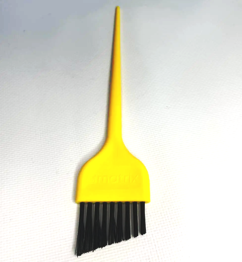 Пензель широкий скошений Tint Brush для фарбування волосся Matrix 9T жовтий