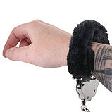 Наручники металеві із чорним хутром Blush Temptasia Кайф, фото 5