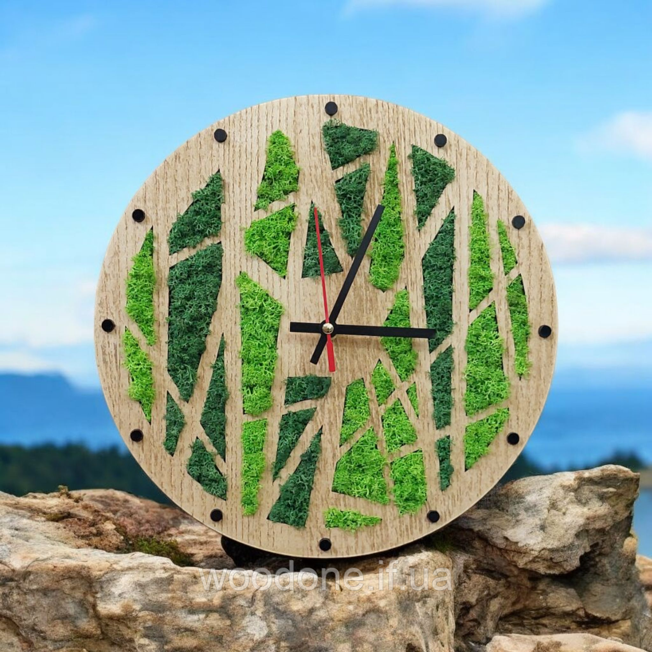 Годинник настінний з дерева, оздоблений мохом. Абстрактний малюнок., фото 1