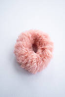 Хутряна гумка-гумка для волосся пудрова