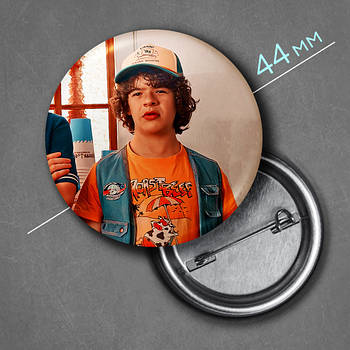 "Дастін Хендерсон (Дивні дива / Stranger Things) " значок круглий на булавці Ø44 мм