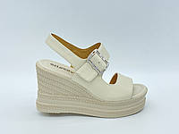 Шкіряні босоніжки на танкетці і платформі Erisses. Розміри: 34.