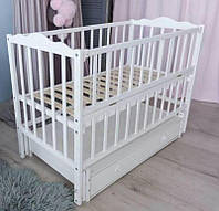 Дитяче дерев'яне зручне ліжко з відкидною боковиною Біле ліжечко для малюка з шухлядою для речей і гойданням