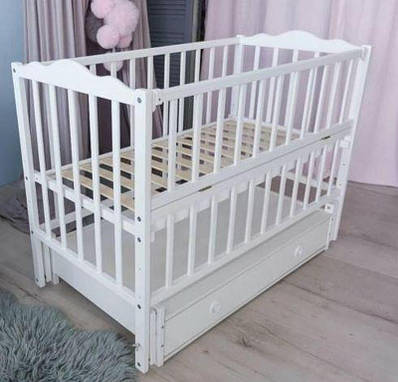 Дитяче дерев'яне зручне ліжко з відкидною боковиною Біле ліжечко для малюка з шухлядою для речей і гойданням