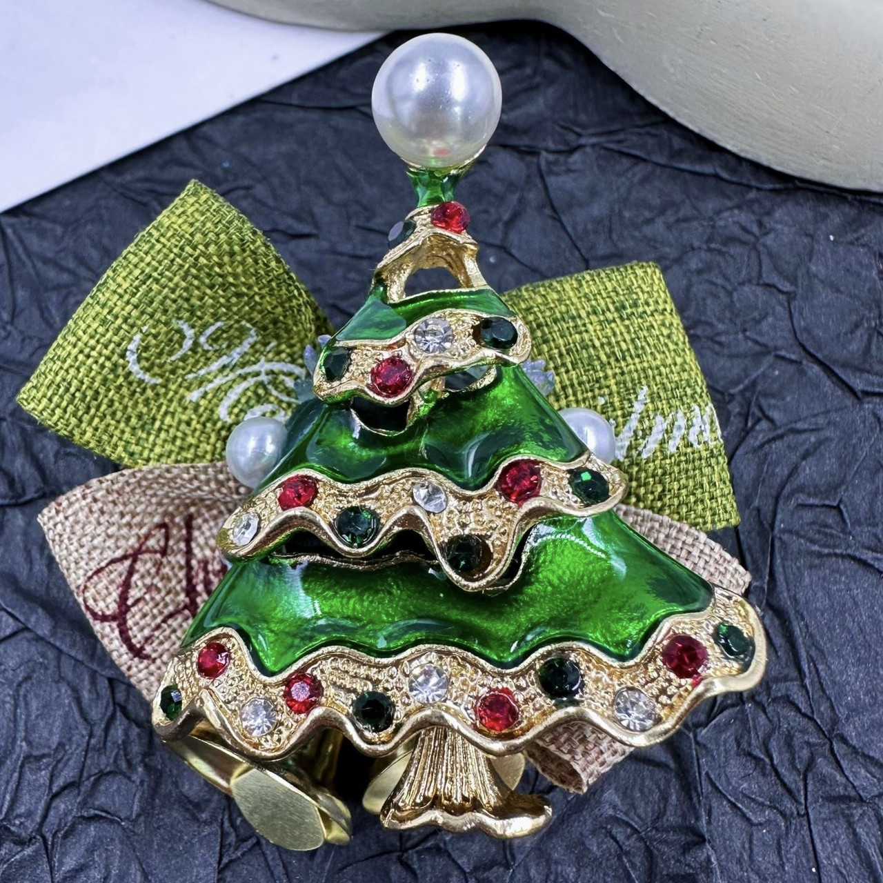 Брошка на золотистій основі ялинка зі стразами та намистиною покрита кольоровою емаллю розмір виробу 45Х40 мм
