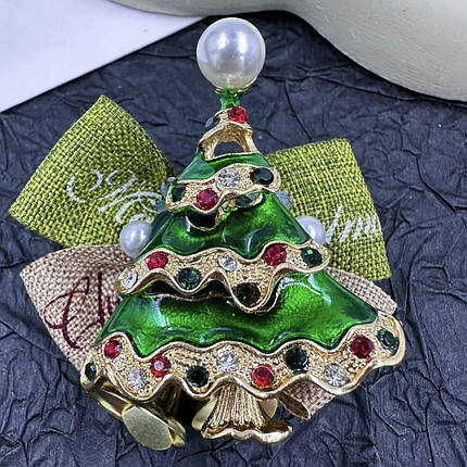 Брошка на золотистій основі ялинка зі стразами та намистиною покрита кольоровою емаллю розмір виробу 45Х40 мм, фото 1