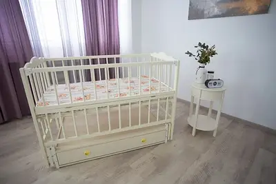 Екологічне ліжечко з бука в кольорі слонова кістка відкидний бортик Функціональна дитяча люлька з гойданням і шухлядою