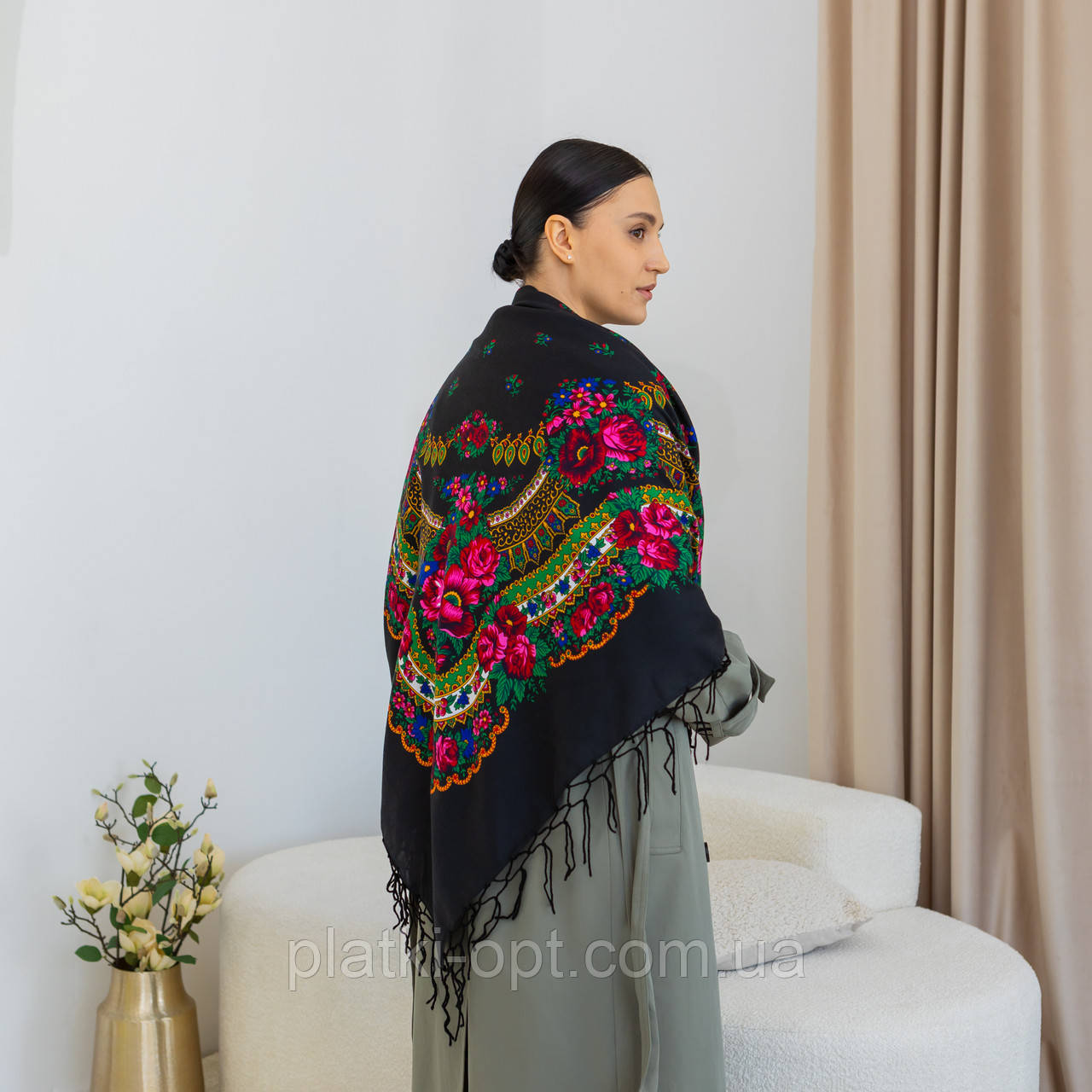 Хустка вовняна з бахромою 120х120 см. (чорна)