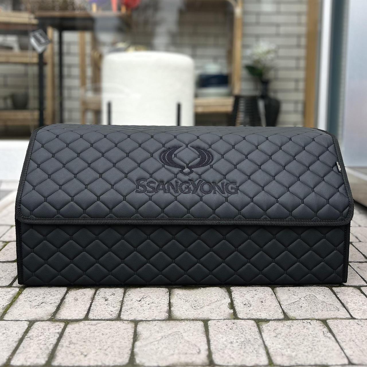 Органайзер у багажник з логотипом SsangYong з екошкіри, чорний, 65 см, бокс у багажник, фото 1