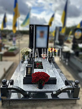 Військовий пам'ятник з габра і вісконт вайт