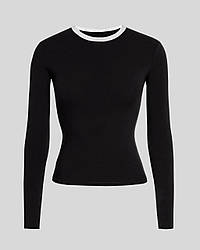 Бавовняна футболка-лонгслів приталена чорна з білим комірцем