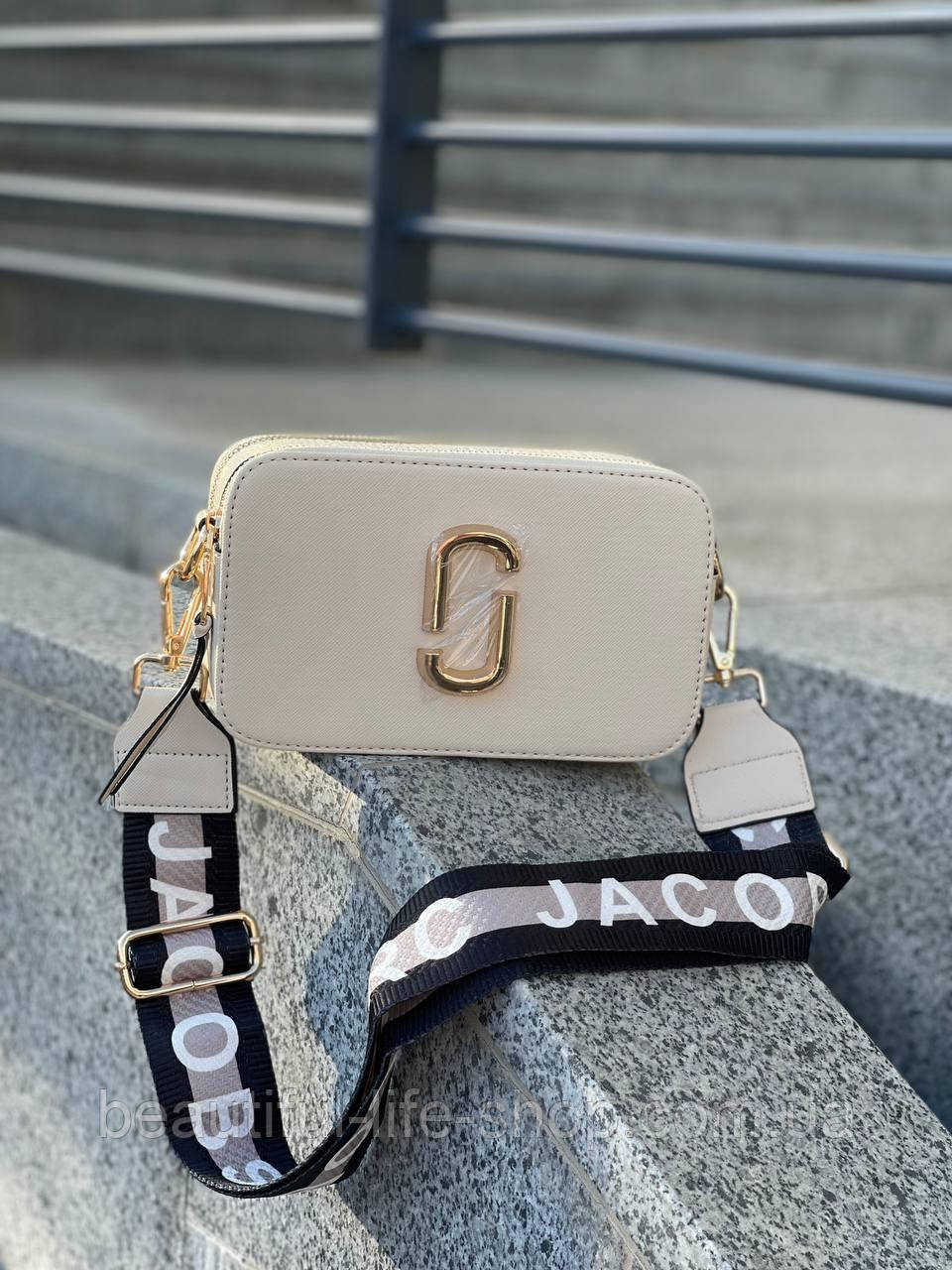 Гарна жіноча бежева сумка Marc Jacobs через плече шкіряна сумочка крос-боді з широким ременем клатч беж