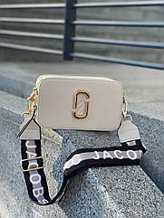 Гарна жіноча бежева сумка Marc Jacobs через плече шкіряна сумочка крос-боді з широким ременем клатч беж