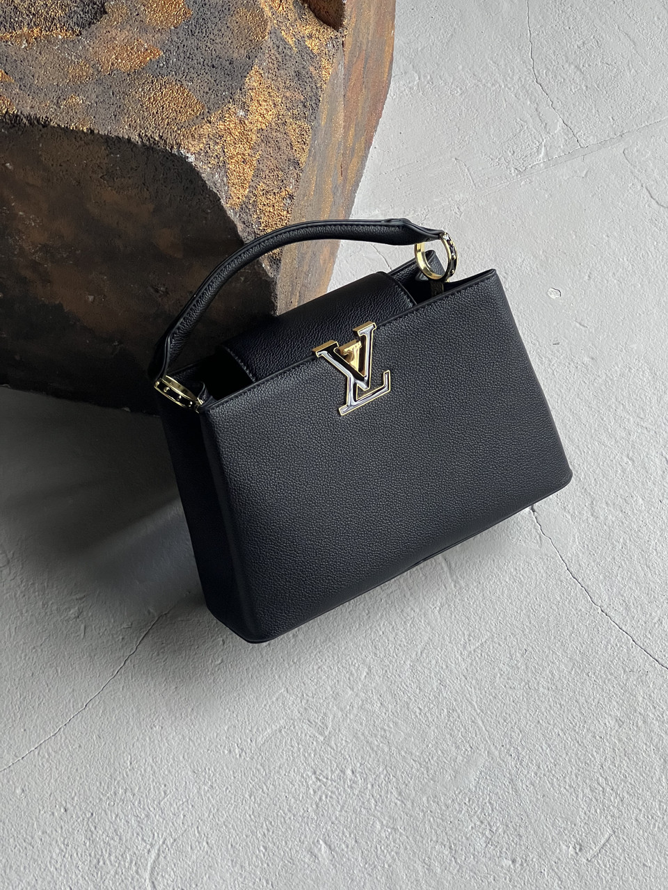 Женская сумка Louis Vuitton Capucines через плечо Луи Виттон черный классический