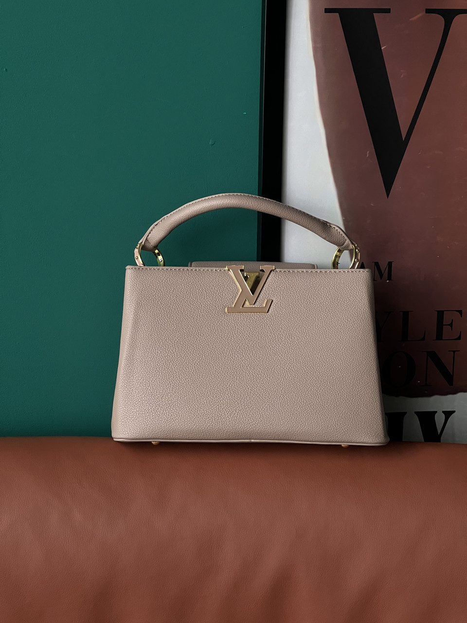Жіноча сумка Louis Vuitton Capucines через плече Луї Віттон бежевий класичний