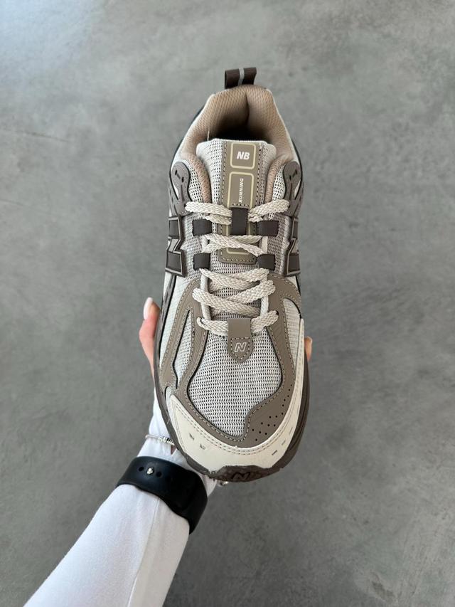 Женские кроссовки New Balance 1906