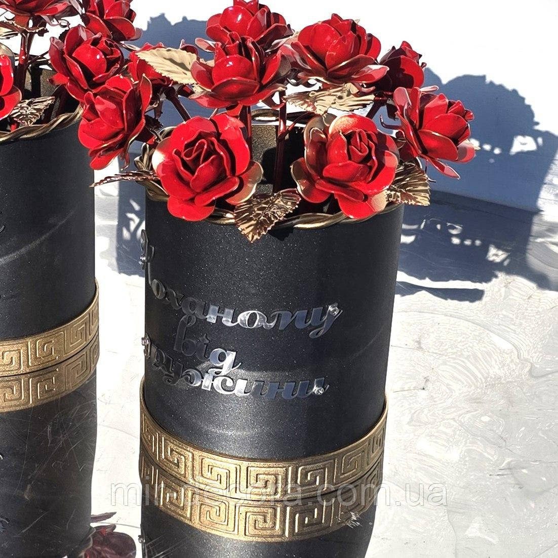 Кована ваза "червоні рози", букет воїну, ваза Герою України, ваза на Алею Слави.