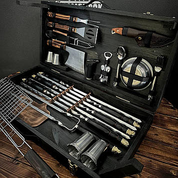 Подарунковий набір шампурів із литтям у дерев'яному кейсі-столику "Кабан"