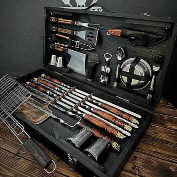 Подарунковий набір шампурів із литтям у дерев'яному кейсі-столику "Кабан Голд"