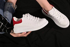 Білі кросівки крипери з крейдою замшевою замшевою вставкою на п'яті на високій підошві