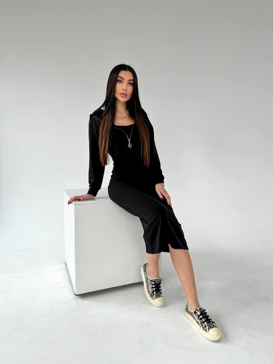 Жіночий костюм-двійка чорного кольору з двонитки: сукня на тонких бретелях і вкорочена кофта на блискавці, фото 1