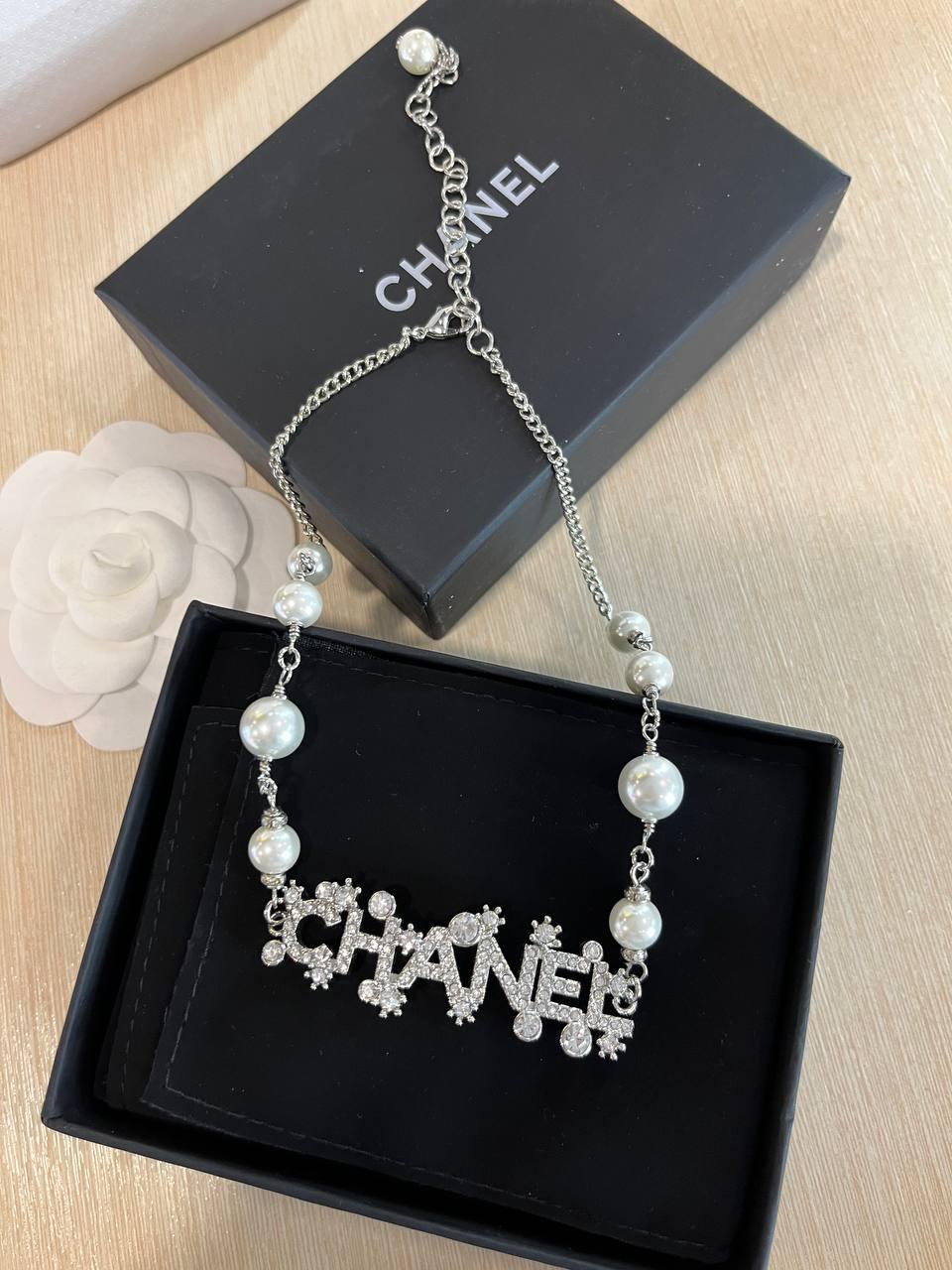 Кольє з логотипом Шанель / Chanel підвіска з цирконами і перлами