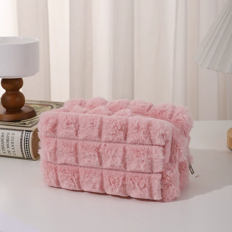 Стильна стьобана хутряна косметичка. Ніжно-рожевий., фото 1