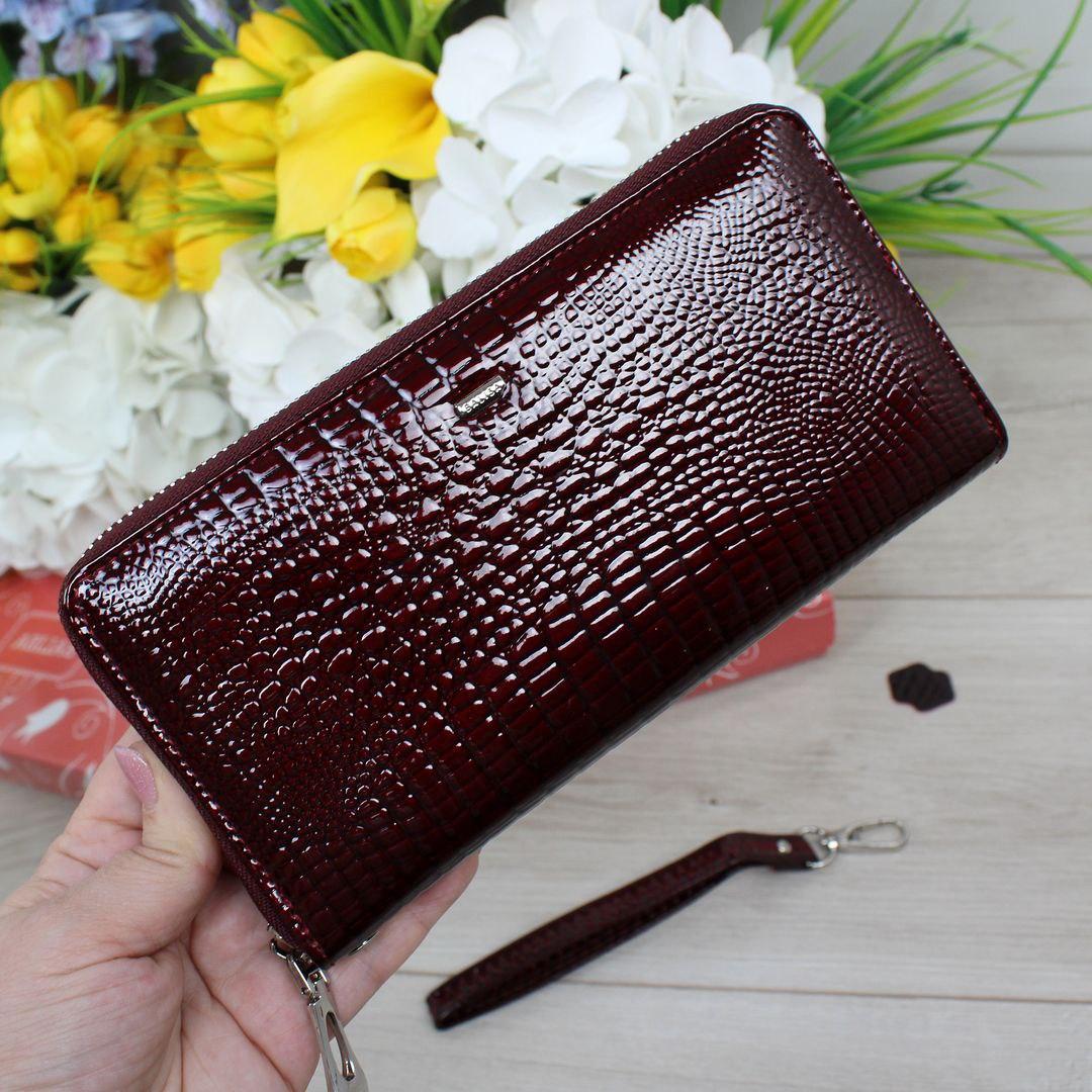Жіночий шкіряний гаманець портмоне на змійці лаковий бордовий натуральна шкіра