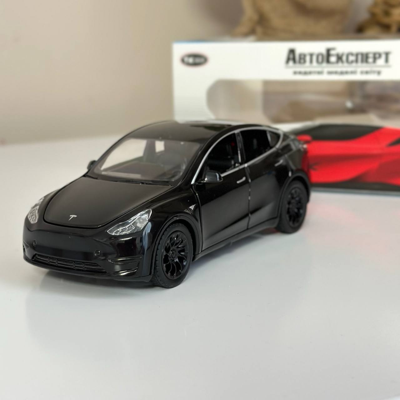 Інерційна металева машинка  Tesla Y, 40775 з світловими та звуковими ефектами Чорна 1:32