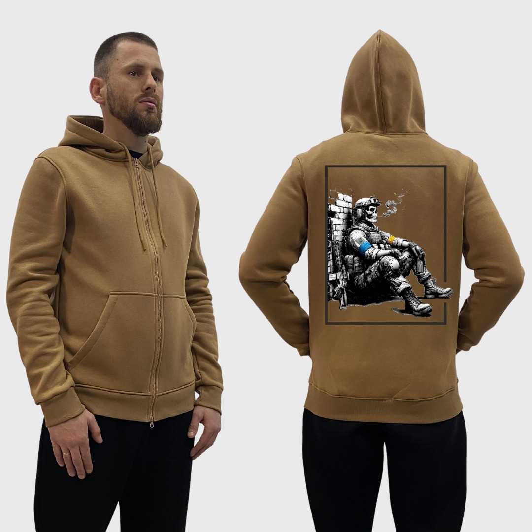 Чоловічий зіп-худі на флісі з принтом Втомлений скелет біля стіни цигарка, Койот