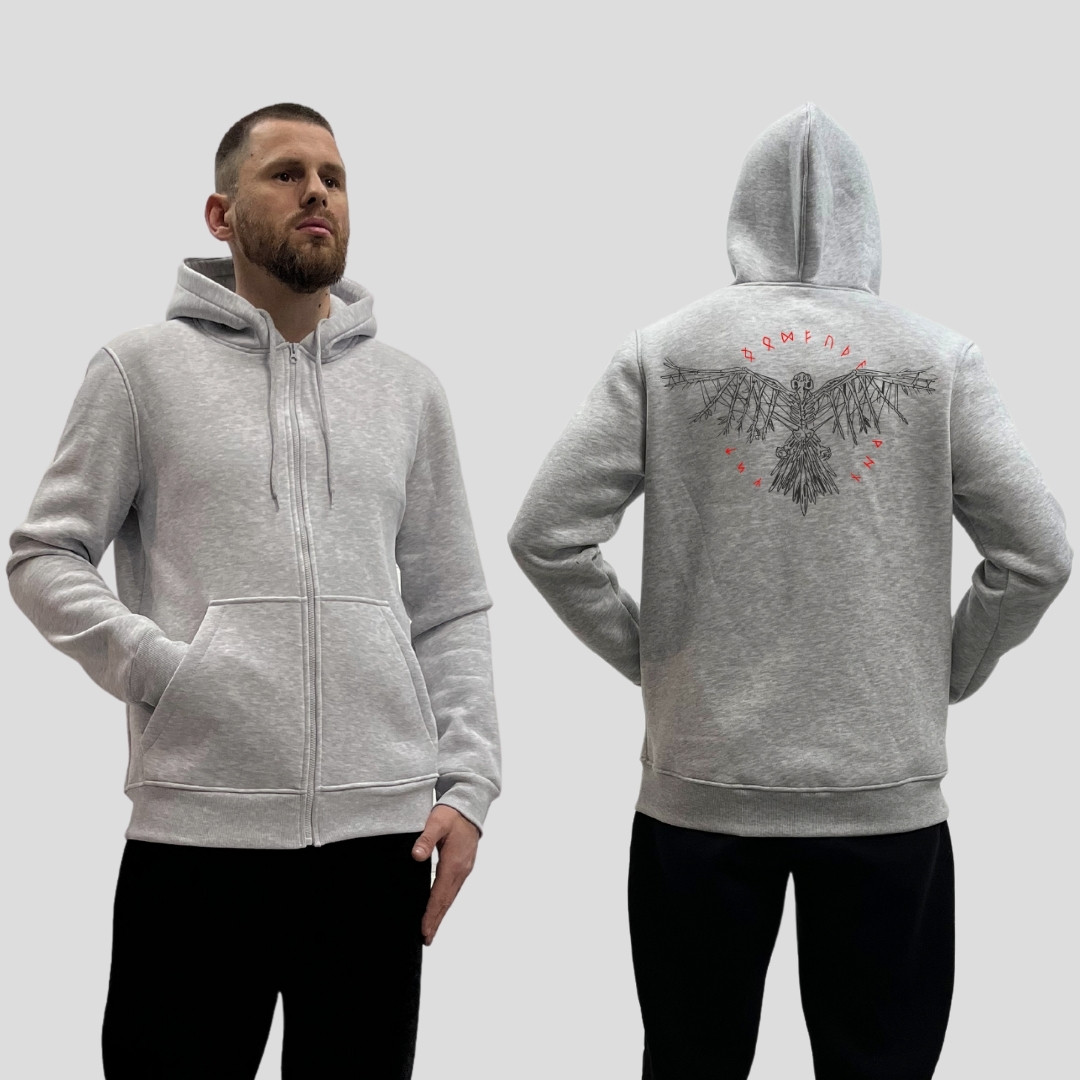 Чоловічий зіп-худі на флісі з принтом Ворон розкрив крила коло із рун, Сірий