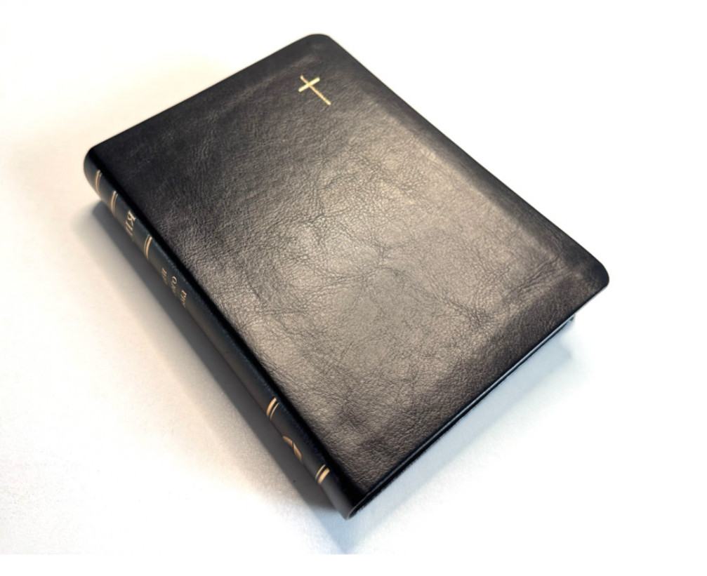 Біблія чорного кольору з хрестом, 13х18,5 см, без замочка, з індексами, золотий зріз