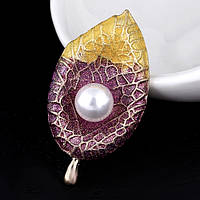 Брошка металева золотиста Пелюстка з перлами покрита кольоровою емаллю розмір виробу 40х20 мм