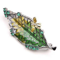 Брошка металева на сріблястій основі пелюстка із зеленими стразами покрита кольоровою емаллю розмір 20Х50 мм