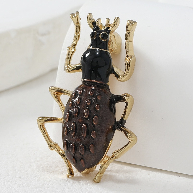 Брошка у формі комахи чорна та коричнева емаль золотистого кольору розмір виробу 35х23 мм